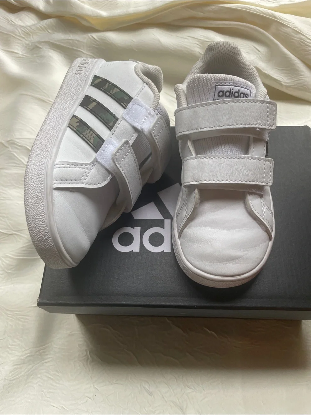 adidas Kids White Sneakers with Green Camo Stripes size 8K